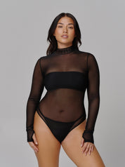AMORE Mesh Body. Body mit Flockstatement auf dem Kragen. Super weiches, anschmiegsames Mesh. Body mit extra langen Armen und Daumenloch und Reißverschluss.