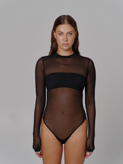 Amore Mesh Body von saint sass. Super weicher, anschmiegsamer Mesh Body mit Rundhalsausschnitt und Statement platziert zwischen Schlüsselbein und Brust.