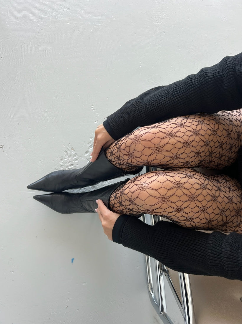 Netzstrumpfhose mit floralem Muster in schwarz von saint sass.