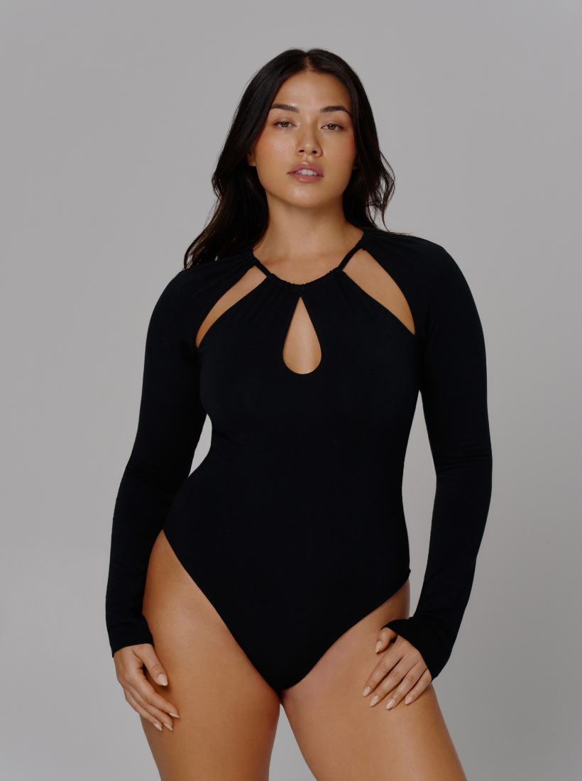 Schwarzer Jersey Body von saint sass mit special Cut Outs am Brust- und Armbereich.