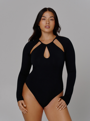 Schwarzer Jersey Body von saint sass mit special Cut Outs am Brust- und Armbereich.