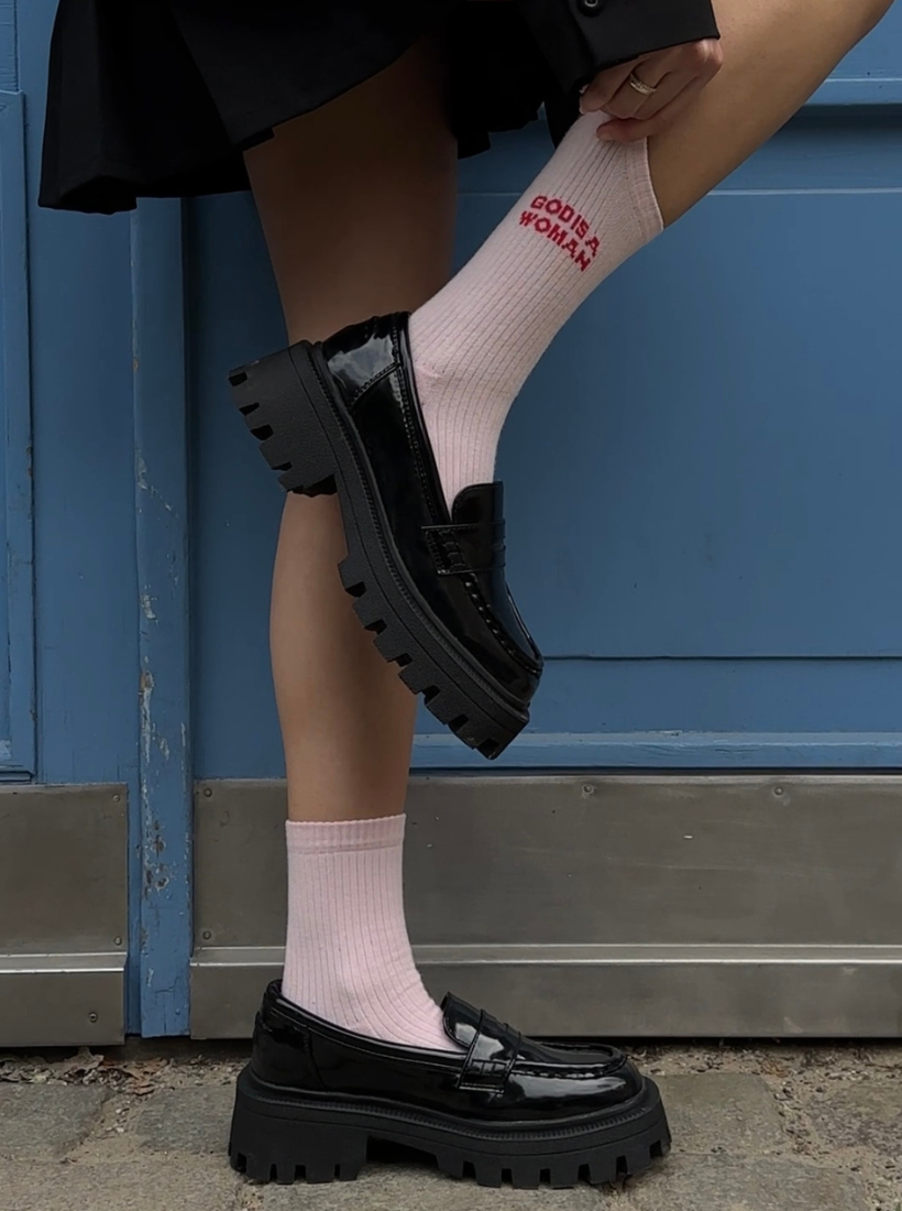 Statement Socken mit dem Statement God is a woman von saint sass in rosa. Super weich und angenehm zu tragen durch Frotteesohle und hochwertiger Bio Baumwolle.