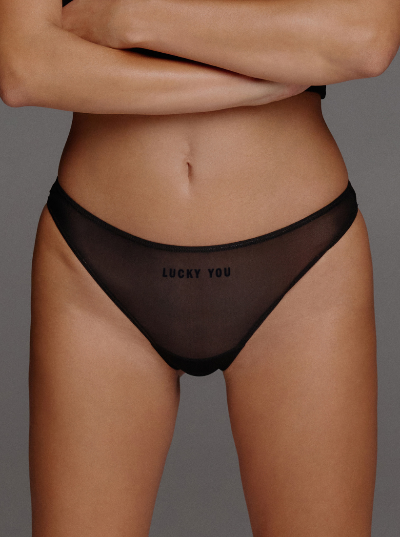 Mesh Brazilian in schwarz von saint sass, super weich und anschmiegsam und mit Lucky you Statement.