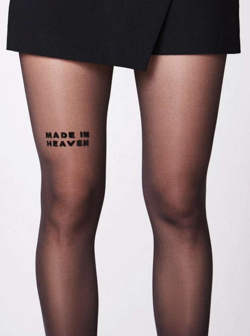 40 den Strumpfhose in schwarz von saint sass mit dem Statement "Made in Heaven" auf dem rechten vorderen Oberschenkel.