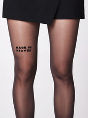 40 den Strumpfhose in schwarz von saint sass mit dem Statement "Made in Heaven" auf dem rechten vorderen Oberschenkel.