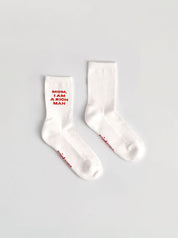 Mom, I am a rich man Statement Socken in weiß und aus feinster Bio Baumwolle gestrickt. Super weich und angenehm durch Bio Baumwolle.