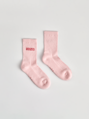 Socken mit dem Statement God is a woman von saint sass. Produziert in Portugal und mit feinster Bio Baumwolle.