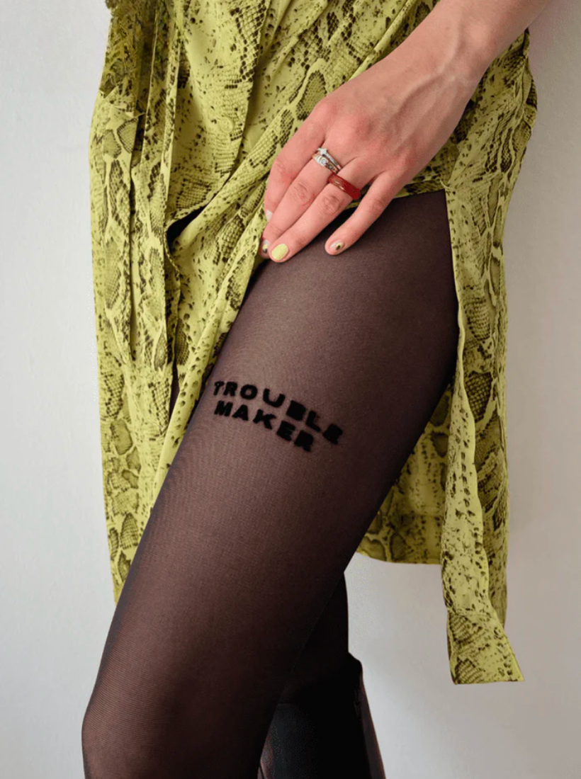 Strumpfhose mit dem Statement Troublemaker von saint sass in 40 den und in schwarz.
