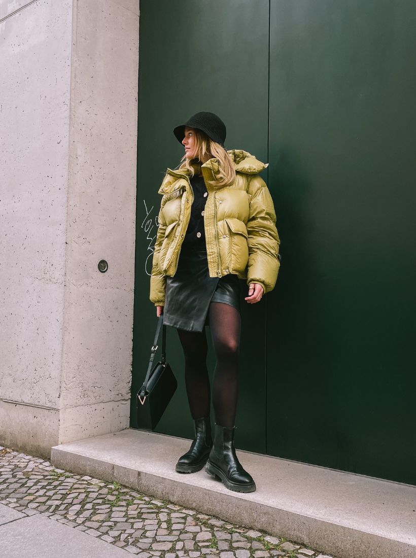 50 den Strumpfhose von saint sass in blickdichter, schwarzer Optik.