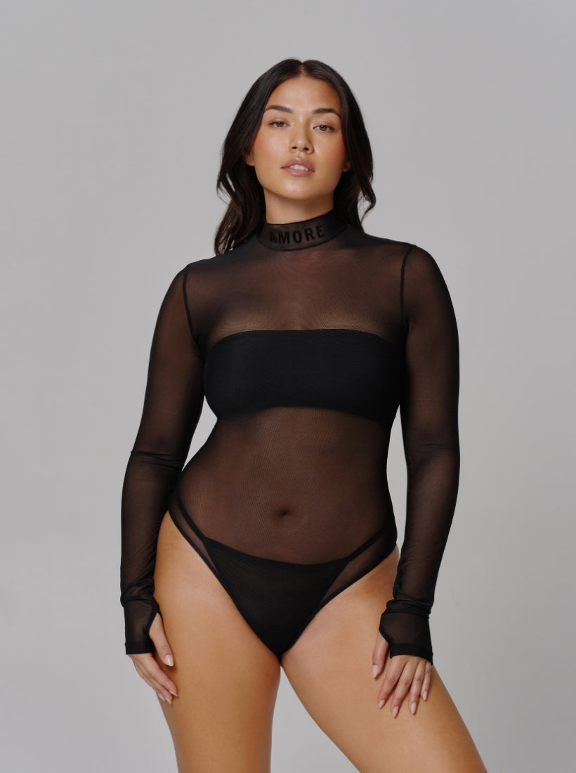 AMORE Mesh Body. Body mit Flockstatement auf dem Kragen. Super weiches, anschmiegsames Mesh. Body mit extra langen Armen und Daumenloch und Reißverschluss.