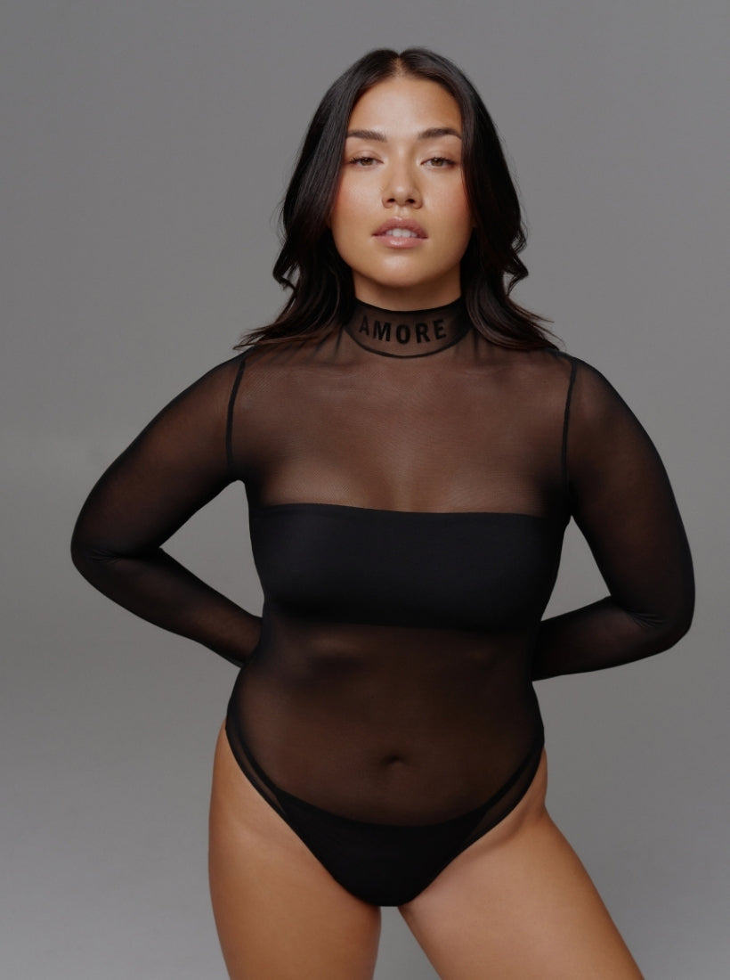 AMORE Mesh Body. Body mit Flockstatement auf dem Kragen. Super weiches, anschmiegsames Mesh. Body mit extra langen Armen und Daumenloch und Reißverschluss.