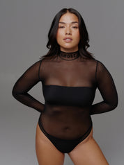 AMORE Mesh Body. Body mit Flockstatement auf dem Kragen. Super weiches, anschmiegsames Mesh. Body mit extra langen Armen und Daumenloch und Reißverschluss.