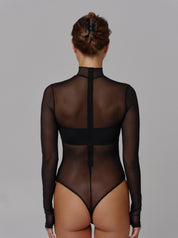 AMORE Mesh Body. Body mit Flockstatement auf dem Kragen. Super weiches, anschmiegsames Mesh. Body mit extra langen Armen und Daumenloch und Reißverschluss.