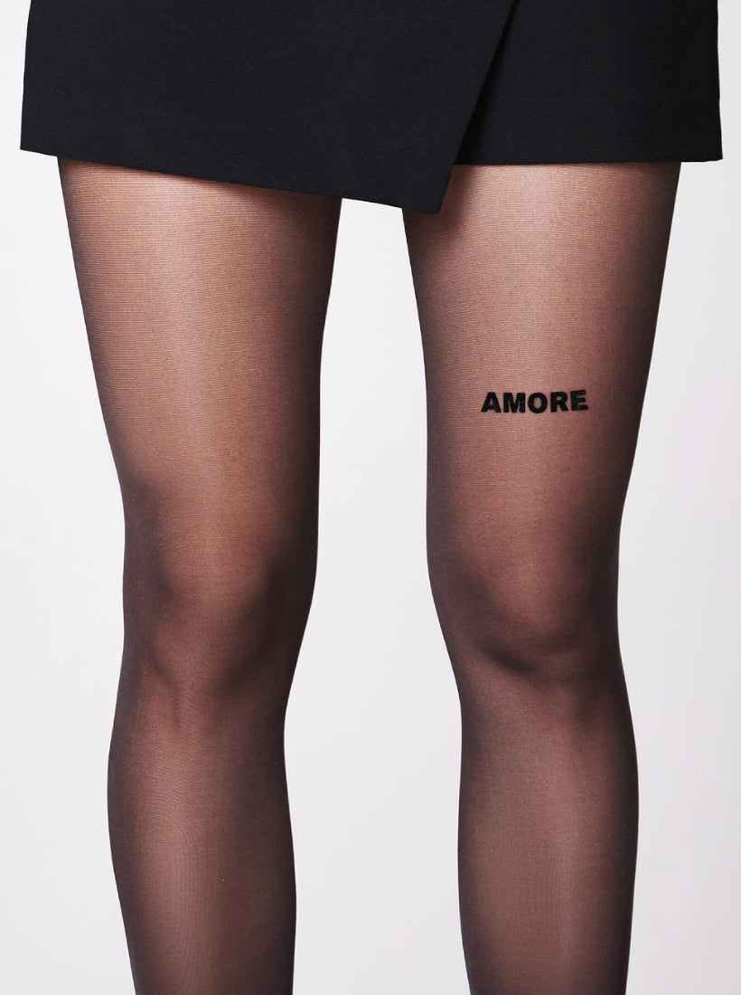 40 den Strumpfhose von saint sass mit dem Flockstatement Amore auf dem vorderen linken Oberschenkel.