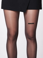 40 den Strumpfhose von saint sass mit dem Flockstatement Amore auf dem vorderen linken Oberschenkel.