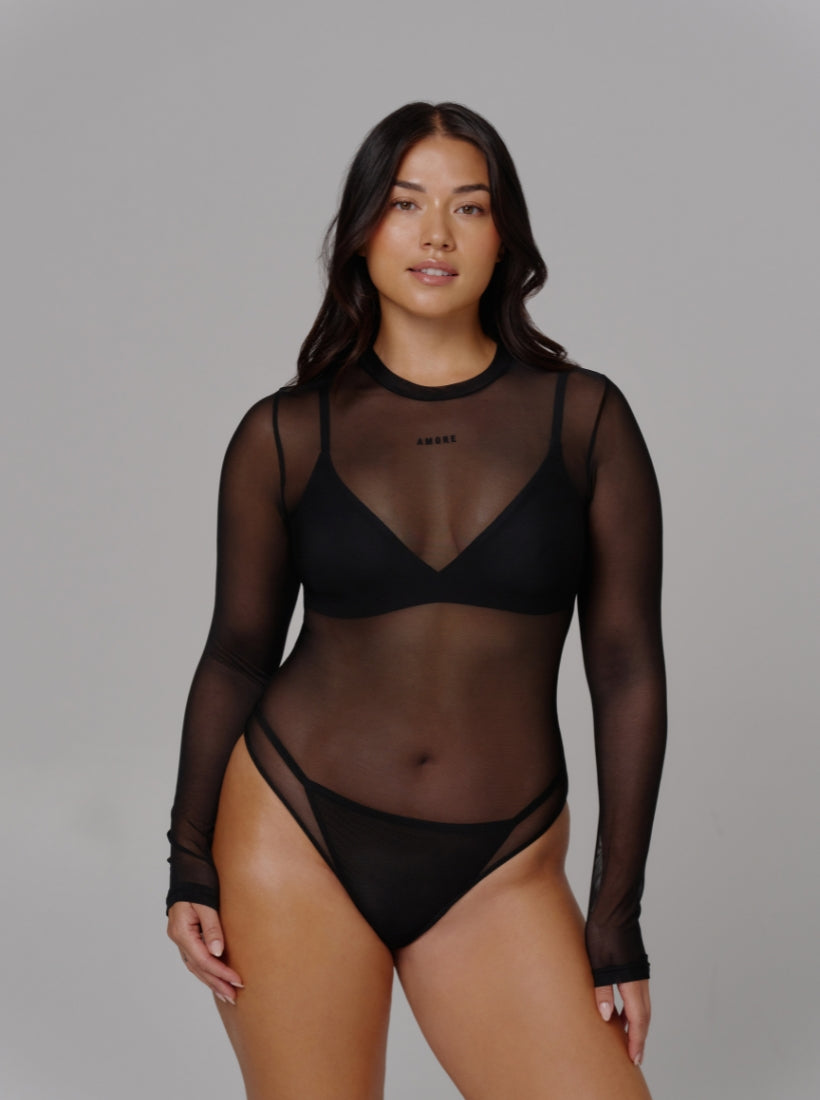 Amore Mesh Body von saint sass. Super weicher, anschmiegsamer Mesh Body mit Rundhalsausschnitt und Statement platziert zwischen Schlüsselbein und Brust.