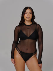 Amore Mesh Body von saint sass. Super weicher, anschmiegsamer Mesh Body mit Rundhalsausschnitt und Statement platziert zwischen Schlüsselbein und Brust.
