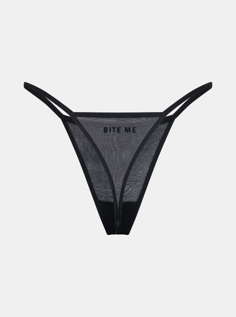 Schwarzer Mesh Tanga mit Bite me Flockdruck auf der Rückseite, Freisteller Bild. Von saint sass.