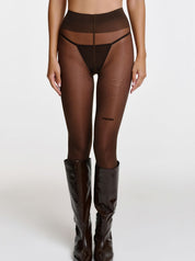 Chocolate Brown AMORE Statement Strumpfhose von saint sass mit braunem AMORE Schriftzug am Oberschenkel. In transparenter, weicher Qualität und figurbetonter Passform.
