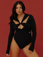 Schwarzer Crossed Body von saint sass. Weicher, wärmender Jersey Body mit einem besonderen Schnitt im Brustbereich und extra langen Ärmeln.