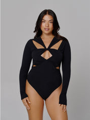 Schwarzer Crossed Body von saint sass. Weicher, wärmender Jersey Body mit einem besonderen Schnitt im Brustbereich und extra langen Ärmeln.