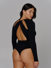 Schwarzer Jersey Body von saint sass mit special Cut Outs am Brust- und Armbereich.