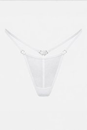 Freisteller des Gigi Mesh String in weiß von vorne. Mit silbernen Metall-Details und silbernem saint sass Logo hinten.