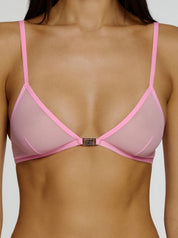 Rosa Gigi Mesh Bralette mit Metal Logo Detail vorne in der Mitte von saint sass. In weicher, anschmiegsamer Qualität und moderner, figurbetonter Passform.