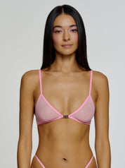 Rosa Gigi Mesh Bralette mit Metal Logo Detail vorne in der Mitte von saint sass. In weicher, anschmiegsamer Qualität und moderner, figurbetonter Passform.