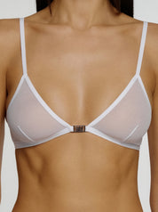 Weißer Gigi Mesh Bralette mit Metal Logo Detail vorne in der Mitte von saint sass. In weicher, anschmiegsamer Qualität und moderner, figurbetonter Passform.