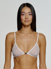 Weißer Gigi Mesh Bralette mit silber-farbendes Metal Logo Detail vorne in der Mitte von saint sass. In weicher, anschmiegsamer Qualität und moderner, figurbetonter Passform.