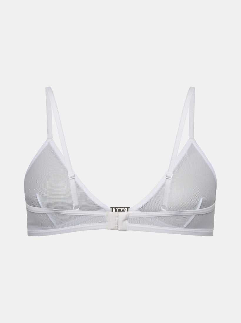 Weißer Gigi Mesh Bralette mit Metal Logo Detail vorne in der Mitte von saint sass. In weicher, anschmiegsamer Qualität und moderner, figurbetonter Passform.
