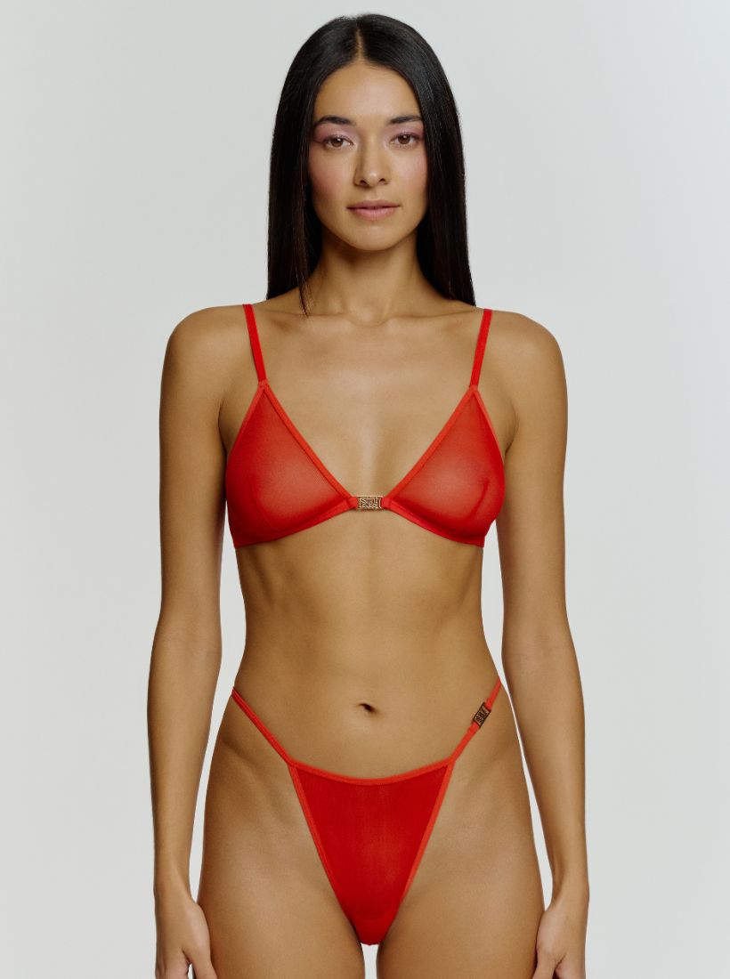 Roter Gigi Tanga mit Metal Logo Detail an der Seite von saint sass. In weicher, anschmiegsamer Qualität und moderner, figurbetonter Passform.