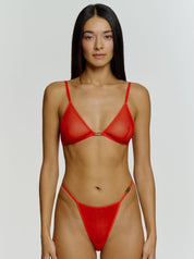 Roter Gigi Tanga mit Metal Logo Detail an der Seite von saint sass. In weicher, anschmiegsamer Qualität und moderner, figurbetonter Passform.