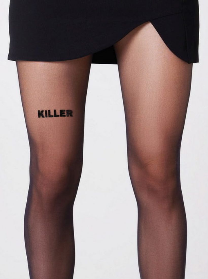 Schwarze 40 Den Strumpfhose von saintsass mit Statement Killer auf dem rechten Oberschenkel 