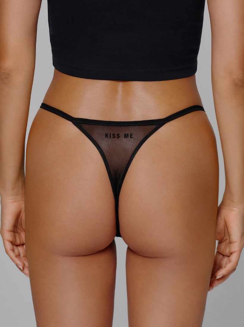 Mesh Tanga mit dem Statement Kiss Me auf der Rückseite. Von saint sass.