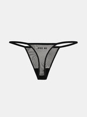Mesh Tanga mit dem Statement Kiss Me auf der Rückseite. Von saint sass.