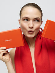 Vier auffällige Statement Tangas – zwei in klassischem Schwarz und zwei in leidenschaftlichem Rot. Hochwertig gefertigt, super bequem und mit perfekter Passform für selbstbewusste Looks, die Eindruck machen.