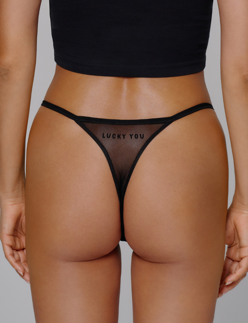 Mesh Tanga in schwarz mit dem Statement Lucky you auf dem Rückteil. Super weiches und anschmiegsamer Stoff und Band.