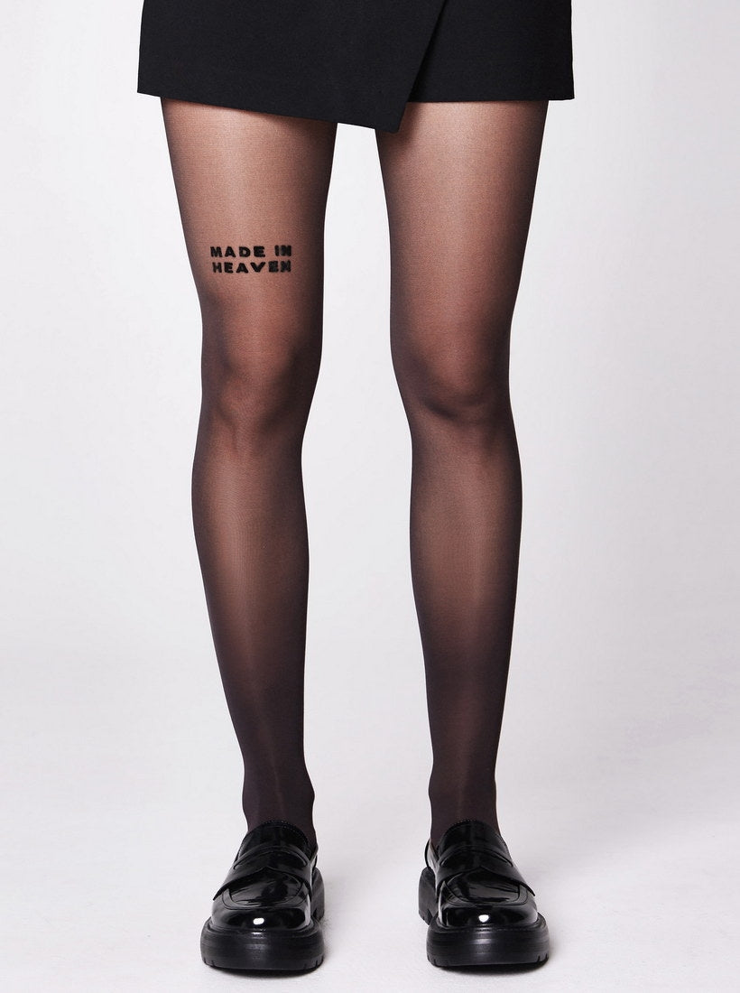 40 den Strumpfhose mit dem Statement "Made in Heaven" auf dem rechten vorderen Oberschenkel.