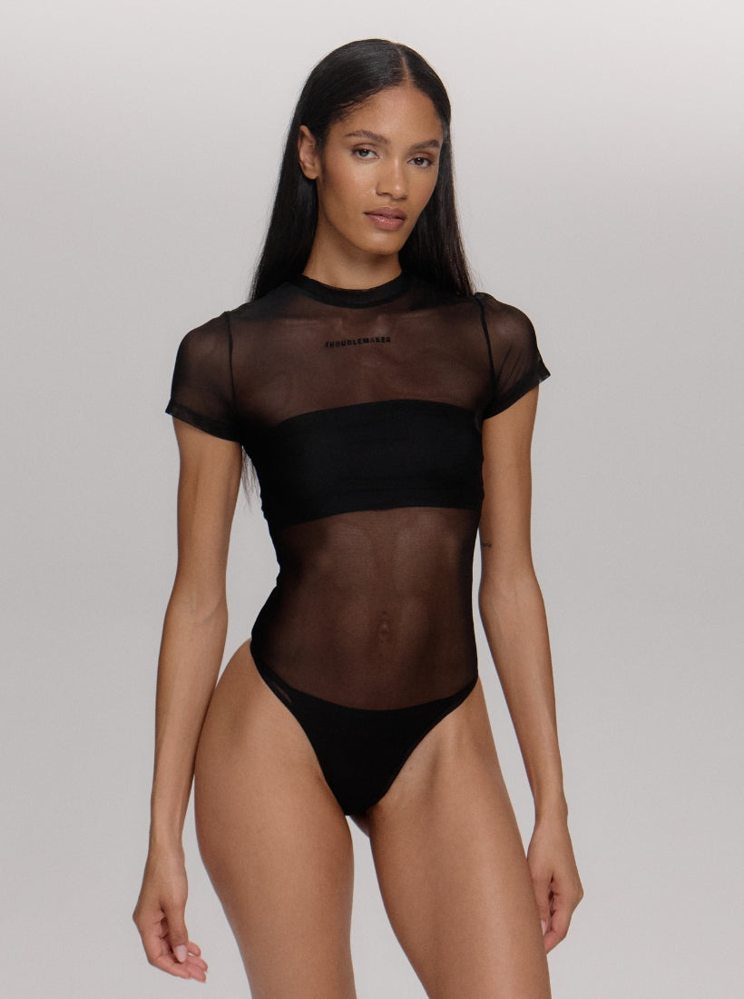 Mesh Body im T-Shirt Style mit dem Statement Troublemaker von saint sass in schwarz.