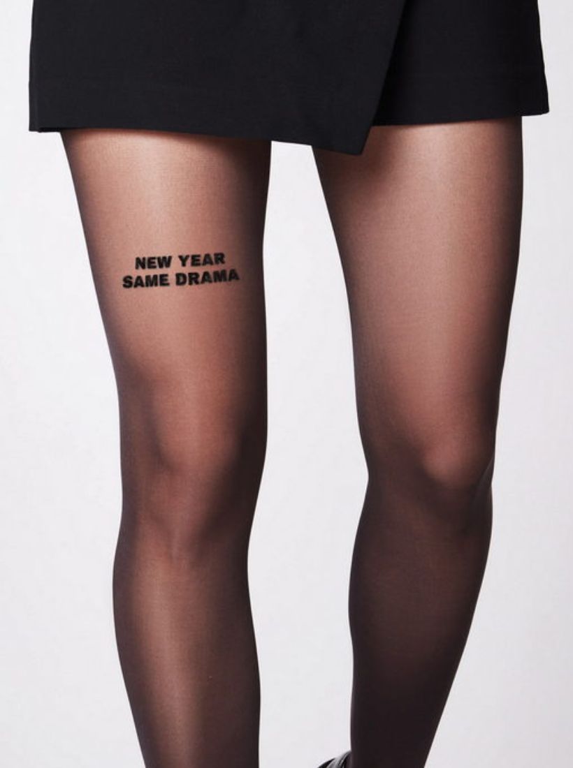 Auf das neue Jahr und neues Drama. saint sass "New Year, same Drama" Strumpfhose in 40 den und in schwarz.