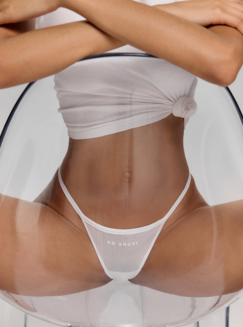 Mesh Statement Thong in weiß mit dem Statement No Angel auf der Vorderseite von saint sass.