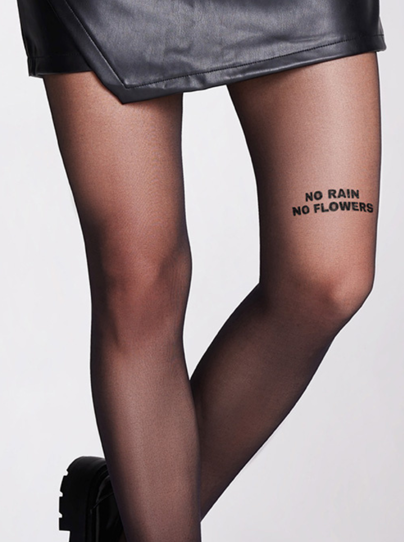 No rain, no flowers Statement Strumpfhose 40 den in schwarz.