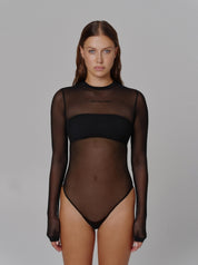 Mesh Body mit Statement Not your Babe. Super weicher und anschmiegsamer Stoff mit Spruch Not your Babe, platziert zwischen Schlüsselbein und Brust.