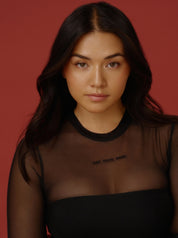 Mesh Body mit Statement Not your Babe. Super weicher und anschmiegsamer Stoff mit Spruch Not your Babe, platziert zwischen Schlüsselbein und Brust.