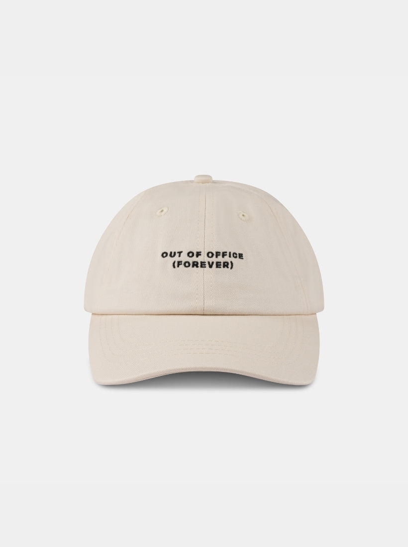 Beige Cap mit dem Statement Out Of Office (Forever) von saint sass.
