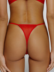 Roter Mesh Tanga, mit Play Dirty Statement hinten von saint sass. In weicher, anschmiegsamer Qualität und moderner, figurbetonter Passform.