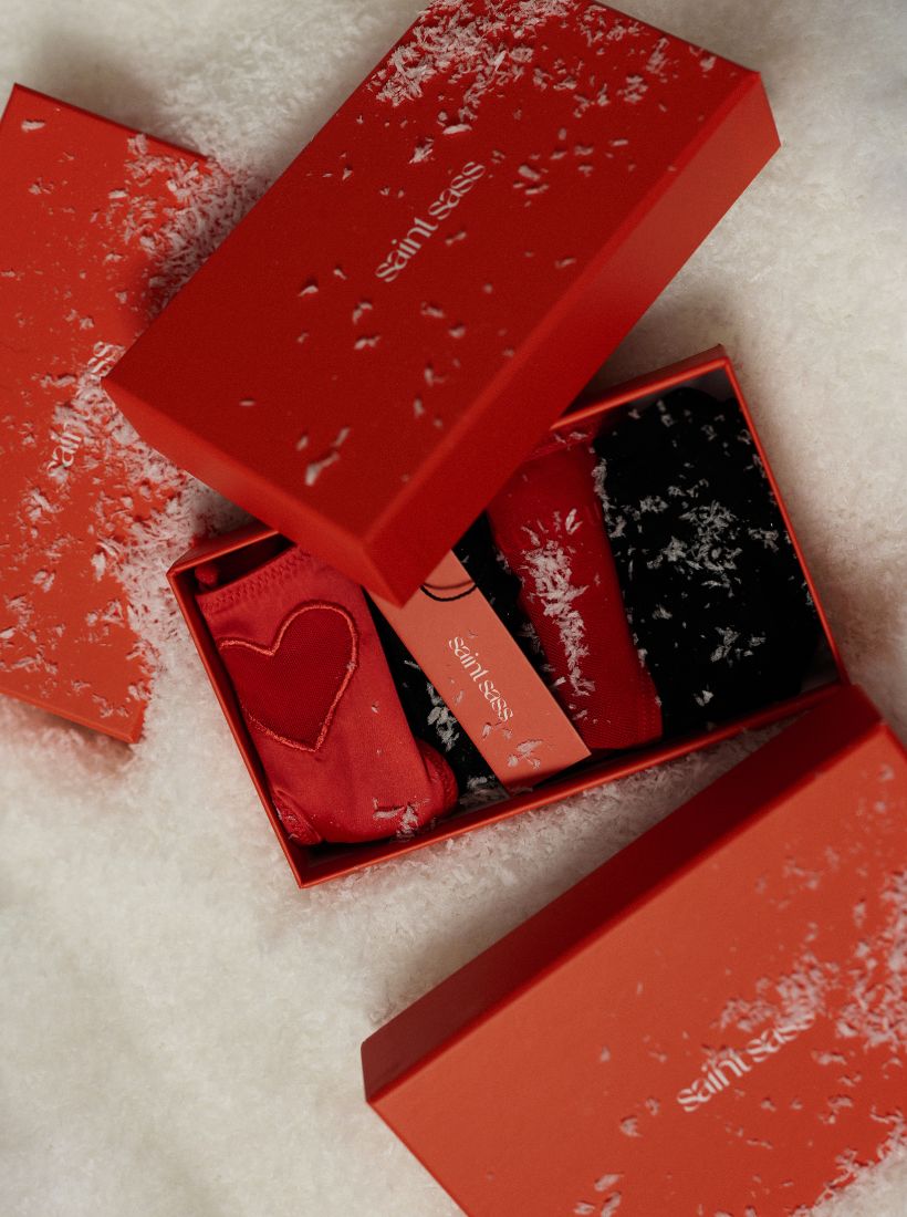 Geschenkbox mit 4 hochwertigen sexy Slips. Perfekt für die Weihnachtszeit zum verschenken. 