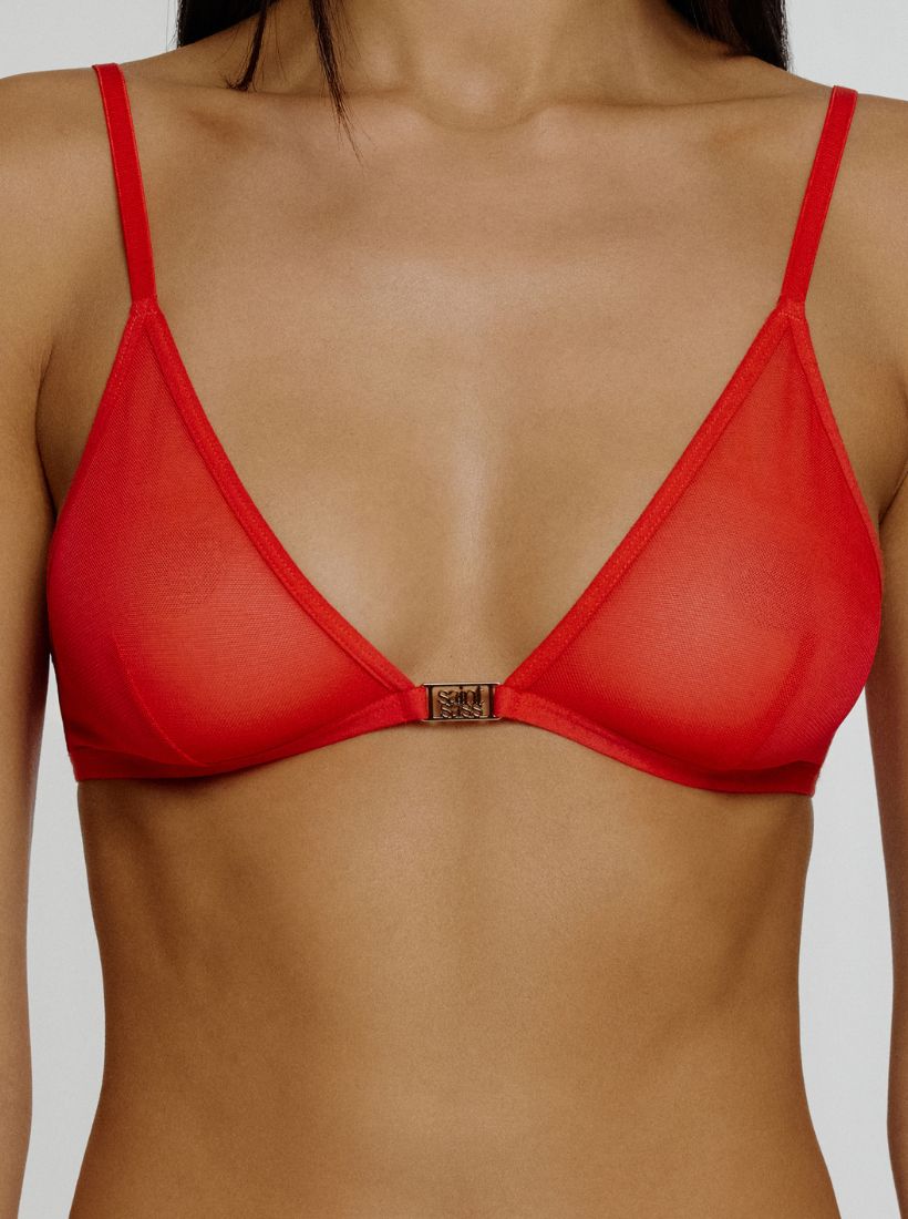 Rotes Gigi Mesh Bralette von saint sass mit silberfarbenem Metal Logo Detail vorne in der Mitte. In weicher, anschmiegsamer Qualität und moderner, figurbetonter Passform.